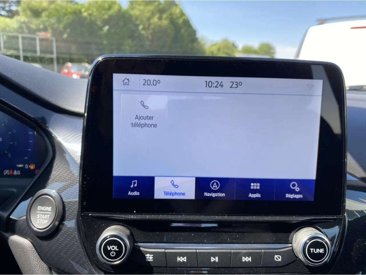 Écran tactile central du Ford Puma 2022 avec commandes audio et bouton démarrage, vue de face intérieure.