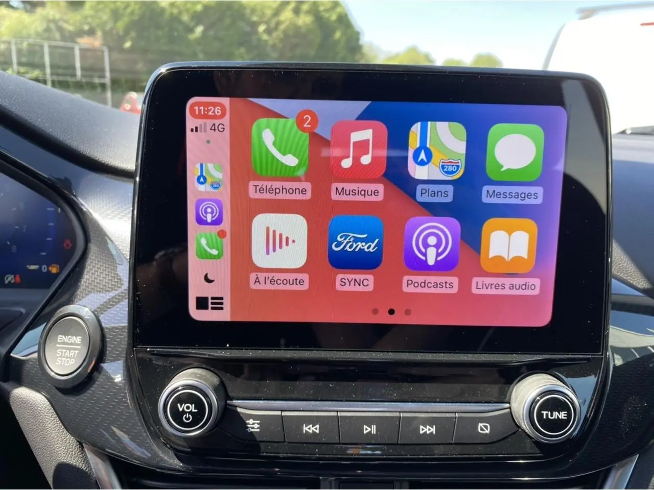 Écran tactile central du Ford Puma 2022 montrant l'interface Apple CarPlay avec commandes audio intégrées.