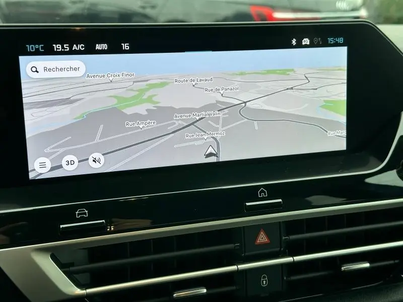 Vue rapprochée de l'écran tactile du système de navigation du Citroën C4 X 2025, affichant une carte en 3D.