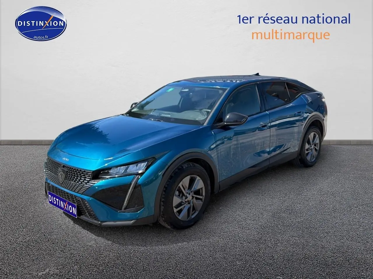 Peugeot 408 Hybrid 145 allure bleu en 3/4 avant droit, avec calandre distinctive et jantes alu.
