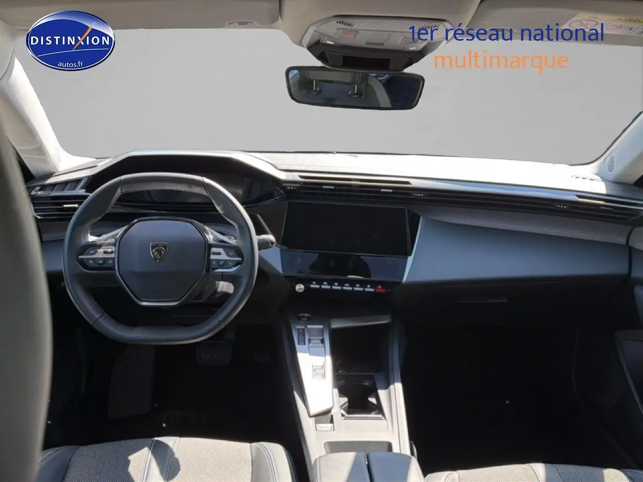 Vue intérieure avant du tableau de bord et volant cuir noir de la Peugeot 408 Hybrid 145 allure e-dcs6 2025.