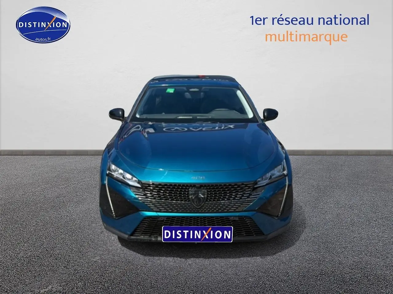 Vue frontale d'une Peugeot 408 Hybrid 145 allure e-dcs6 bleu avec calandre noire et phares LED distinctifs.