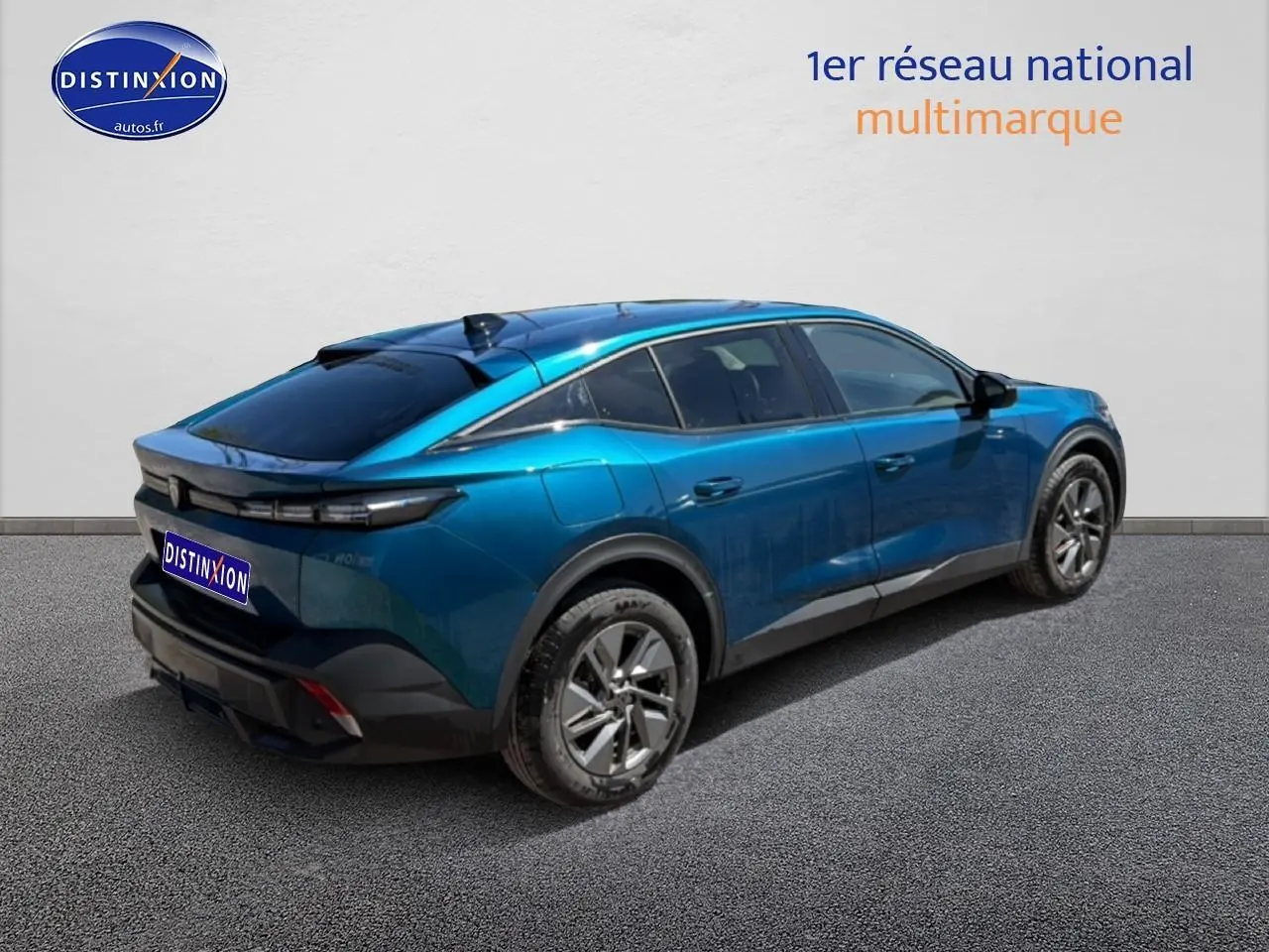 Vue 3/4 arrière droite d’une Peugeot 408 Hybrid 145 allure e-dcs6 bleu avec jantes alu et vitres surteintées.