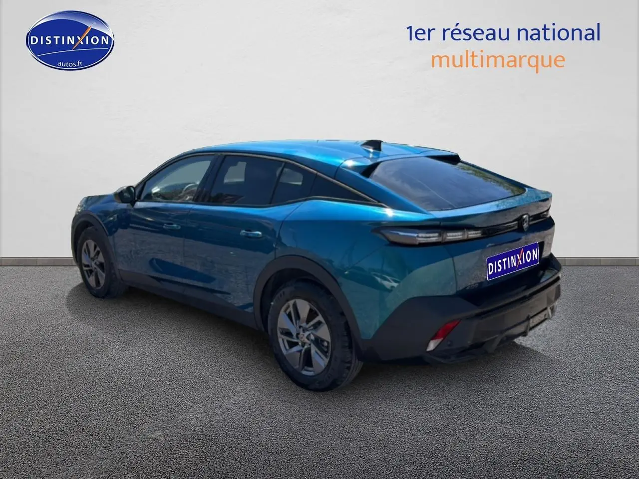 Vue 3/4 arrière gauche d'une Peugeot 408 Hybrid 145 allure e-dcs6 bleu avec vitres surteintées et jantes alu.