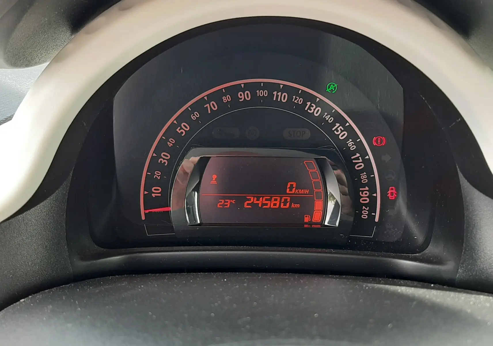 Gros plan sur les boutons R et O du volant noir et blanc cristal de la Renault Twingo III SCE 65CH LIFE 2021.