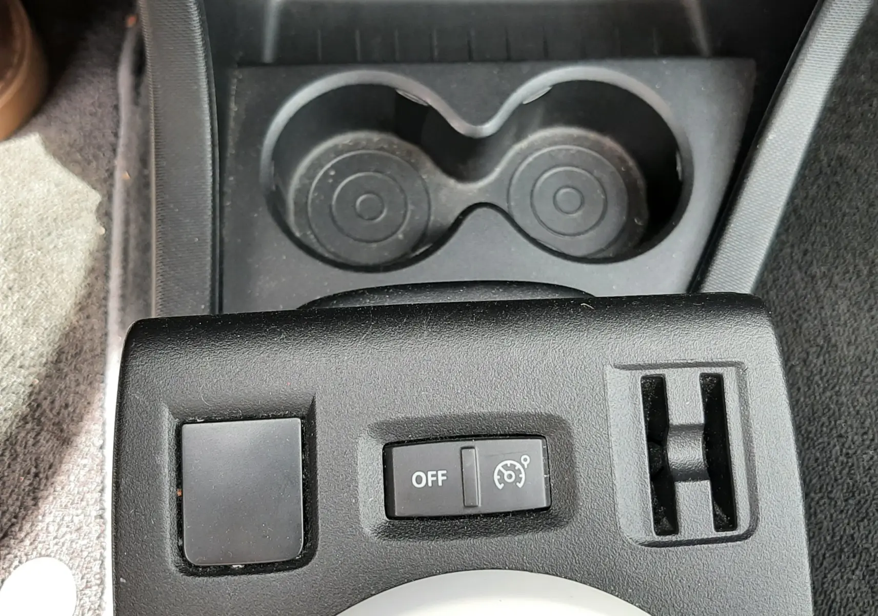 Gros plan sur le levier de vitesses manuel noir de la Renault Twingo III blanc cristal, avec marquages des rapports visibles.