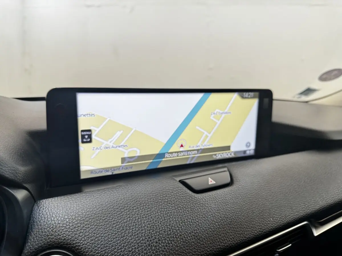 Écran tactile central 12,3 pouces affichant la navigation GPS dans l’habitacle noir du Mazda CX-60 2024.