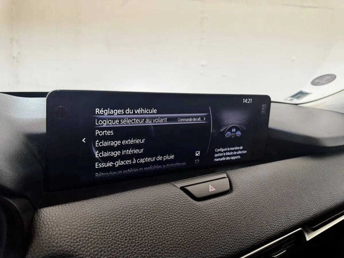 Écran tactile central noir affichant les réglages du véhicule dans l'habitacle du Mazda CX-60 2024.