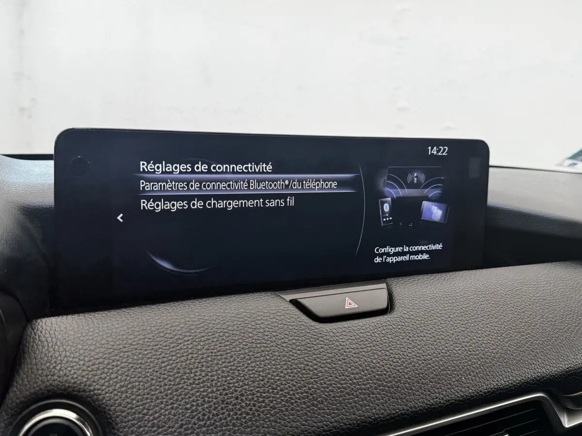 Écran tactile central affichant les réglages de connectivité dans l’habitacle noir du Mazda CX-60 2024.