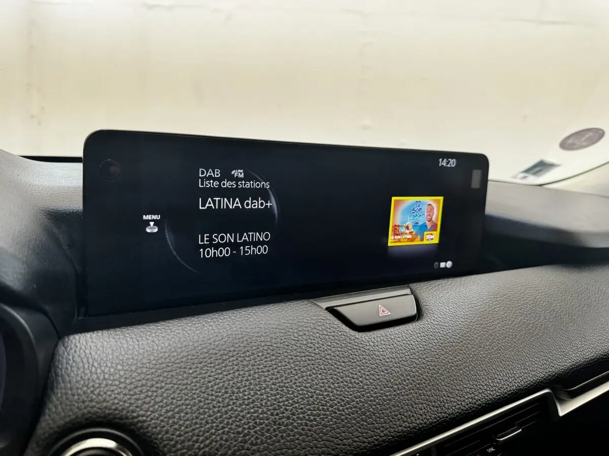 Écran tactile central 12,3 pouces du tableau de bord du Mazda CX-60 2024, affichant une station radio.