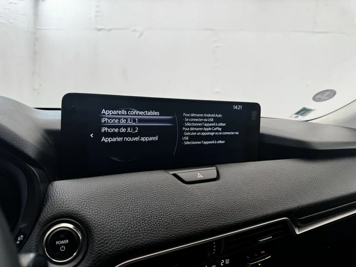 Écran tactile central affichant la connexion Bluetooth dans l’habitacle noir du Mazda CX-60 2024.