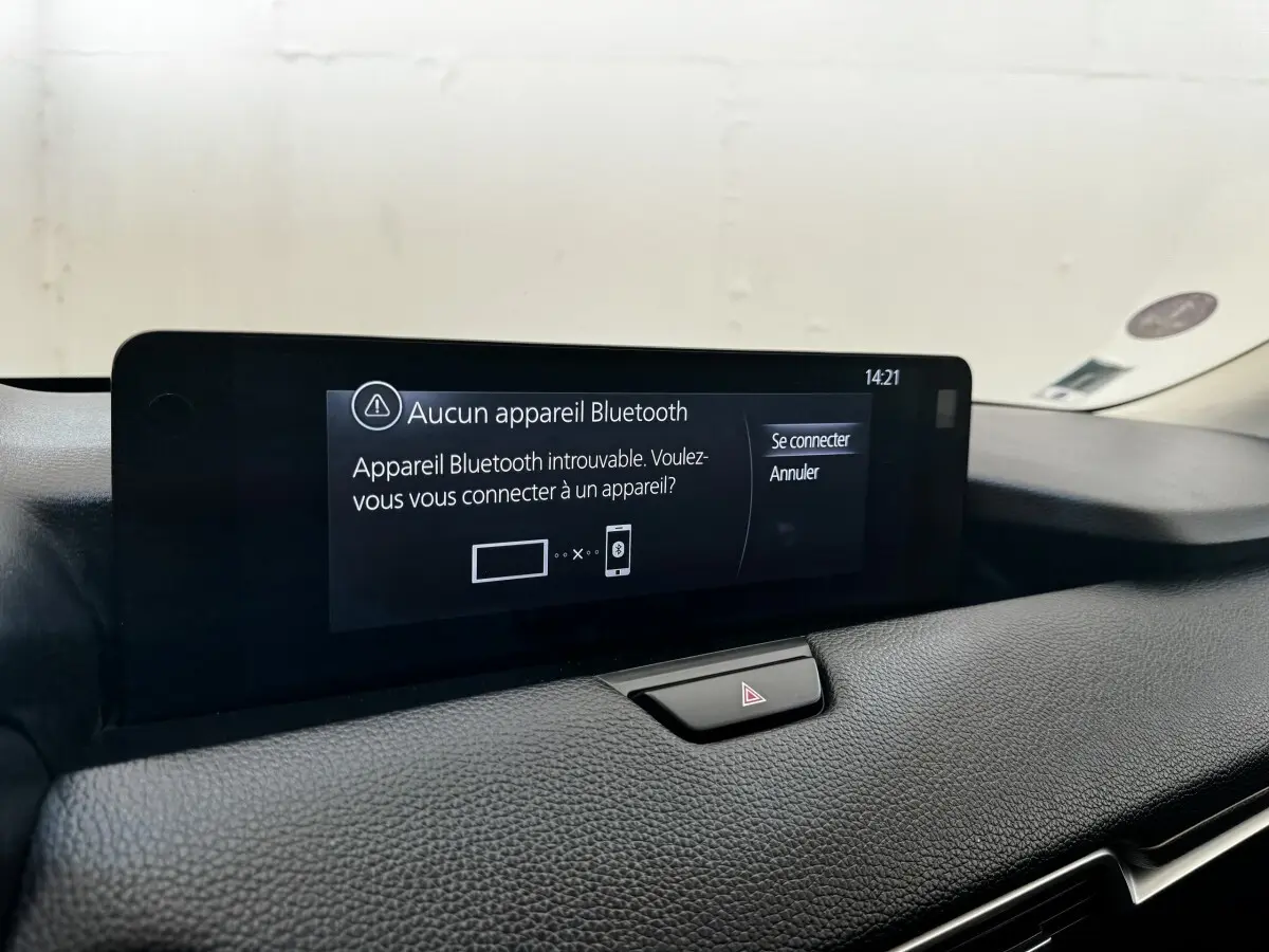 Écran tactile central affichant un message Bluetooth dans l’habitacle du Mazda CX-60 noir, vue intérieure rapprochée.