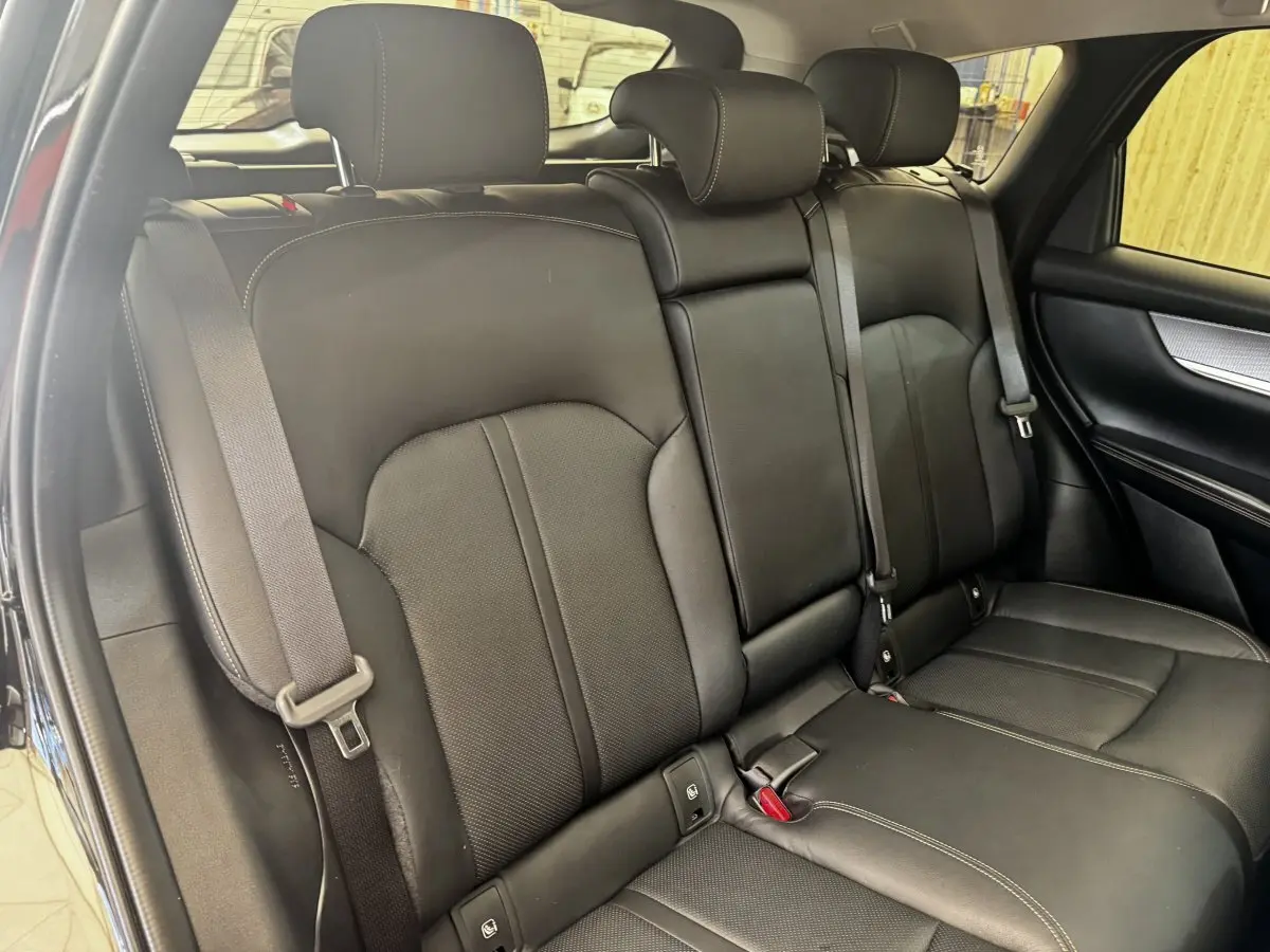 Vue intérieure arrière montrant les sièges noirs en cuir du Mazda CX-60 2024 version Homura.