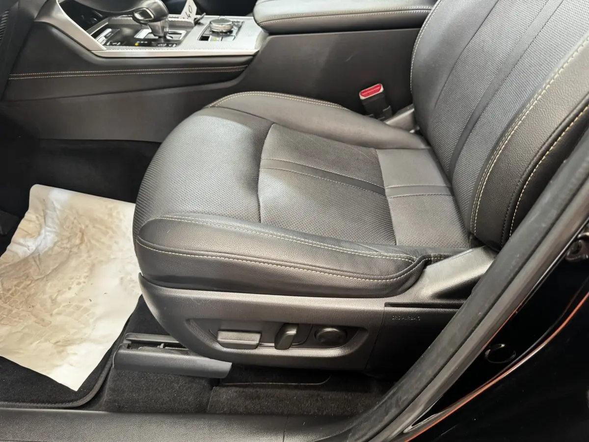 Vue intérieure côté conducteur du siège en cuir noir avec commandes électriques du Mazda CX-60 2024 hybride rechargeable.