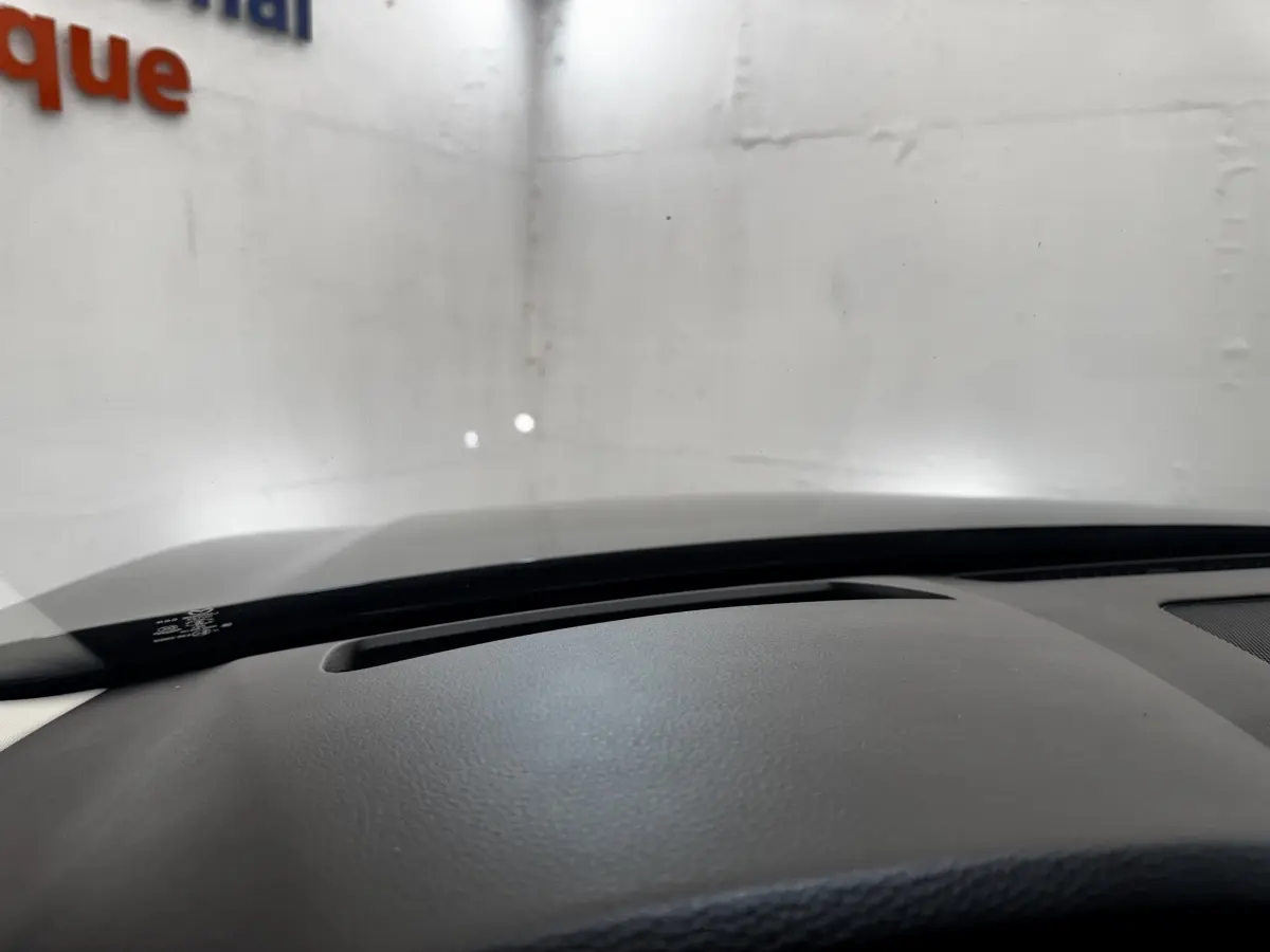 Vue intérieure du tableau de bord du Mazda CX-60 noir 2024, mettant en valeur le pare-brise et l'affichage tête haute.
