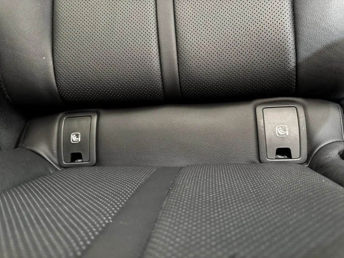 Détail des fixations ISOFIX sur la banquette arrière en cuir noir du Mazda CX-60 2024.