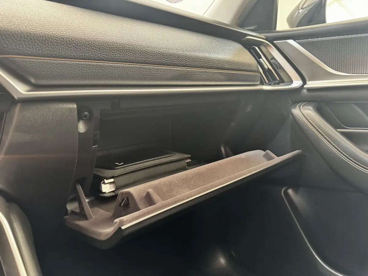 Gant de boîte à gants ouvert côté passager avec intérieur noir et détails en cuir sur tableau de bord Mazda CX-60.
