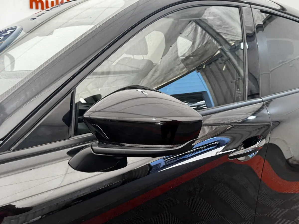 Gros plan sur le rétroviseur côté conducteur noir brillant du Mazda CX-60 2024 hybride rechargeable.