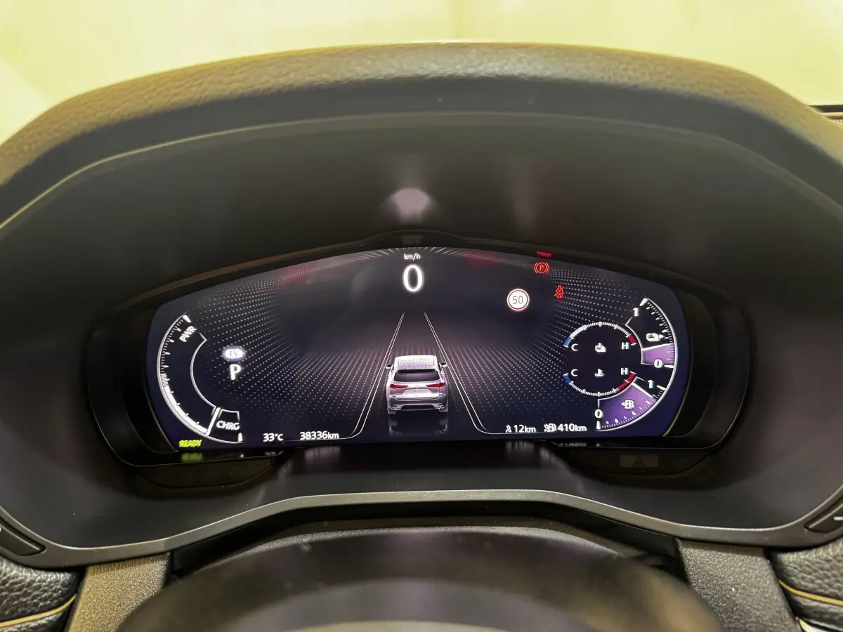 Combiné d'instruments numérique 12,3 pouces du Mazda CX-60 2024 affichant la vitesse et l'autonomie en mode hybride rechargeable.