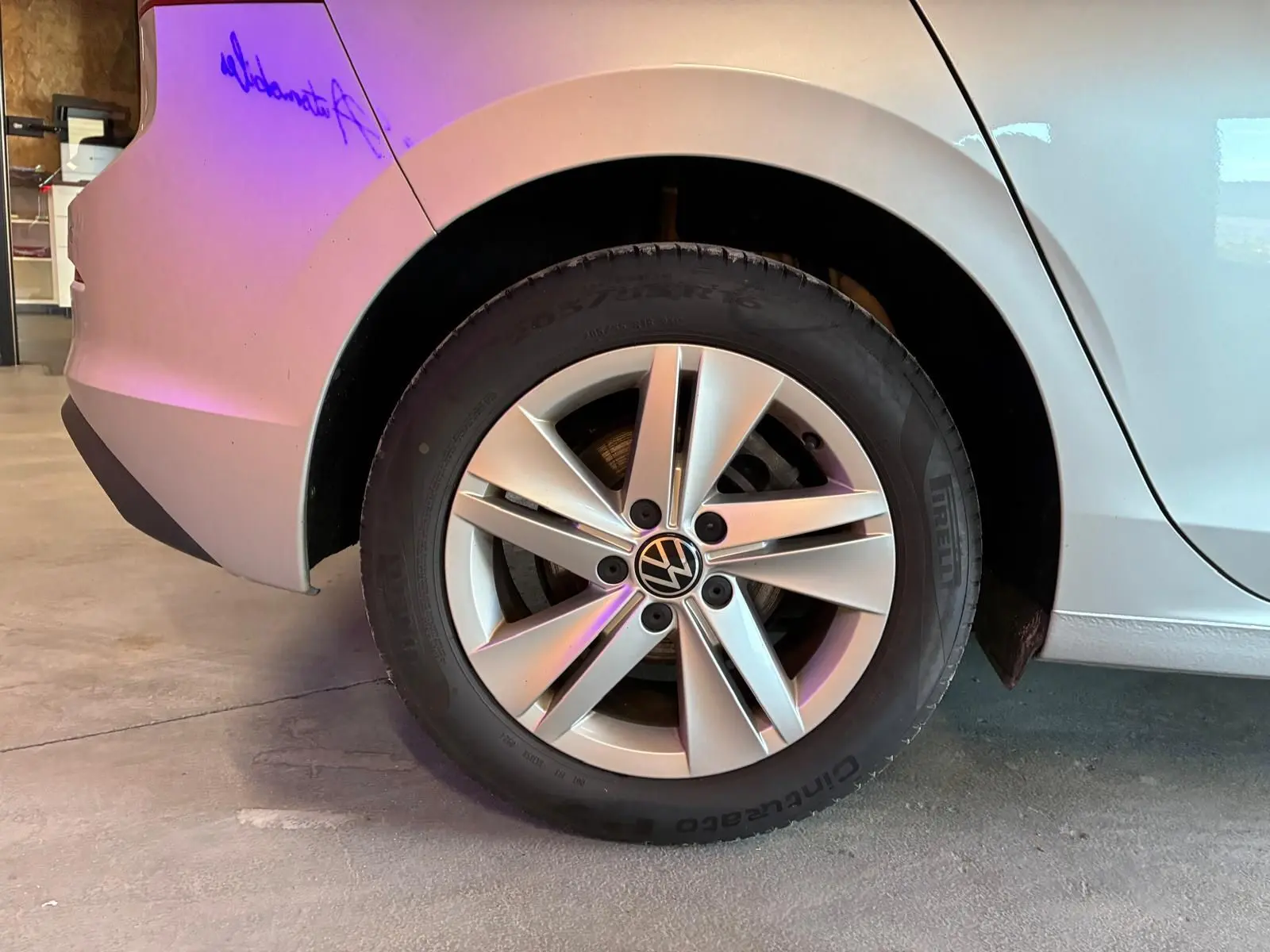 Gros plan sur la roue arrière droite gris clair d’une Volkswagen Golf 1.0 eTSI 110 DSG7 Life Plus 2023.
