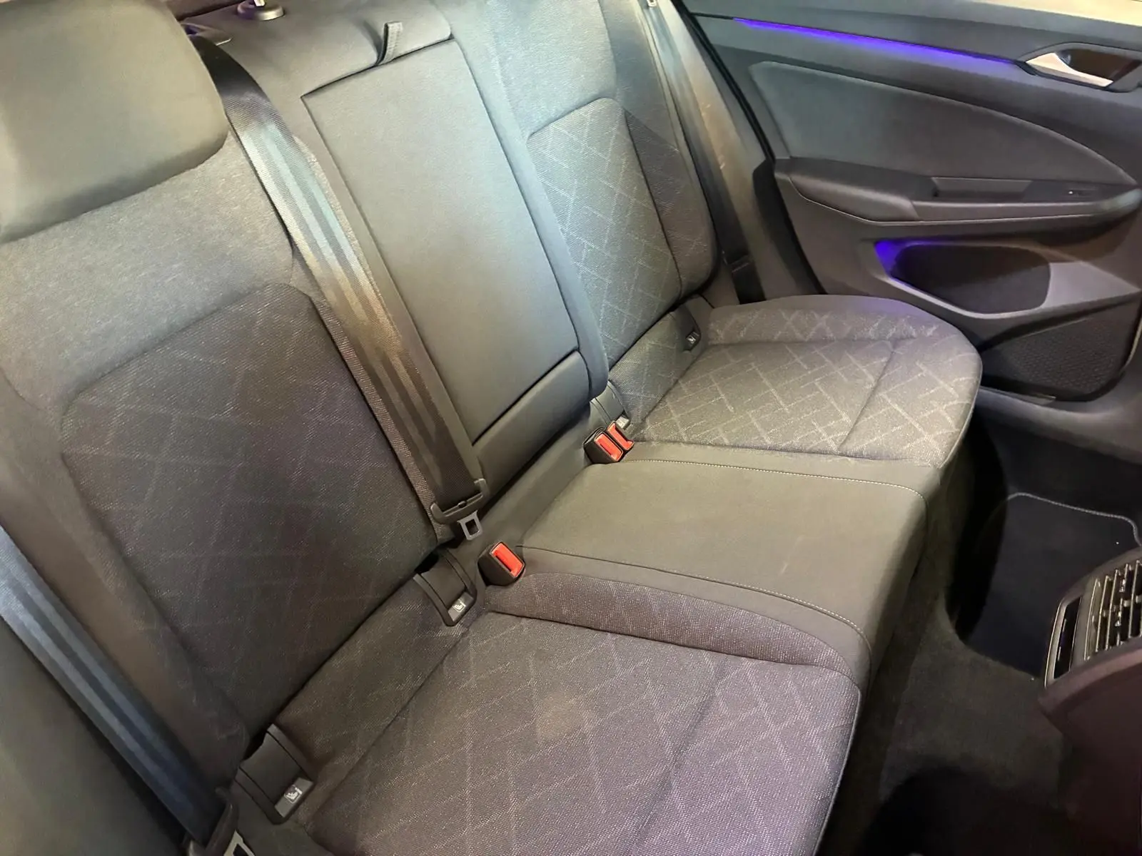 Vue intérieure sur les sièges arrière gris foncé avec motifs géométriques du Volkswagen Golf 1.0 eTSI 110 DSG7 Life Plus 2023.