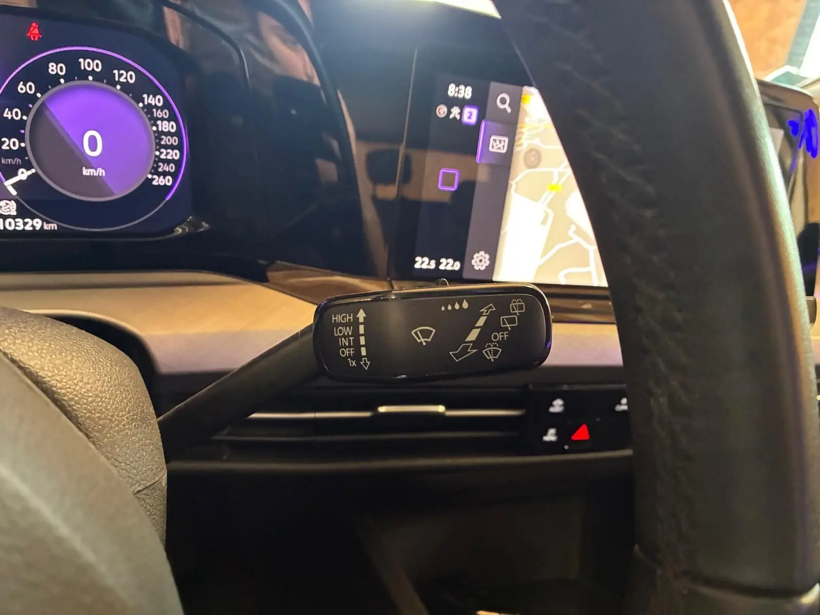 Vue intérieure du combiné d'instruments et du commodo d'essuie-glace d'une Volkswagen Golf gris clair 2023.