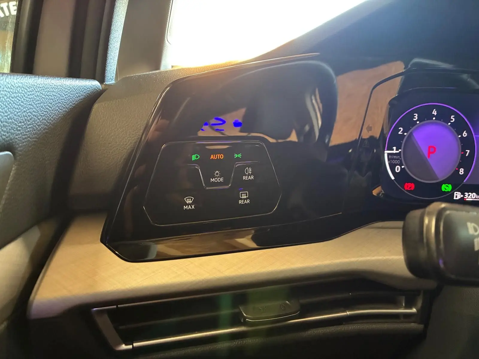 Vue rapprochée du tableau de bord de la Volkswagen Golf 2023, montrant les commandes d'éclairage et le compteur digital.