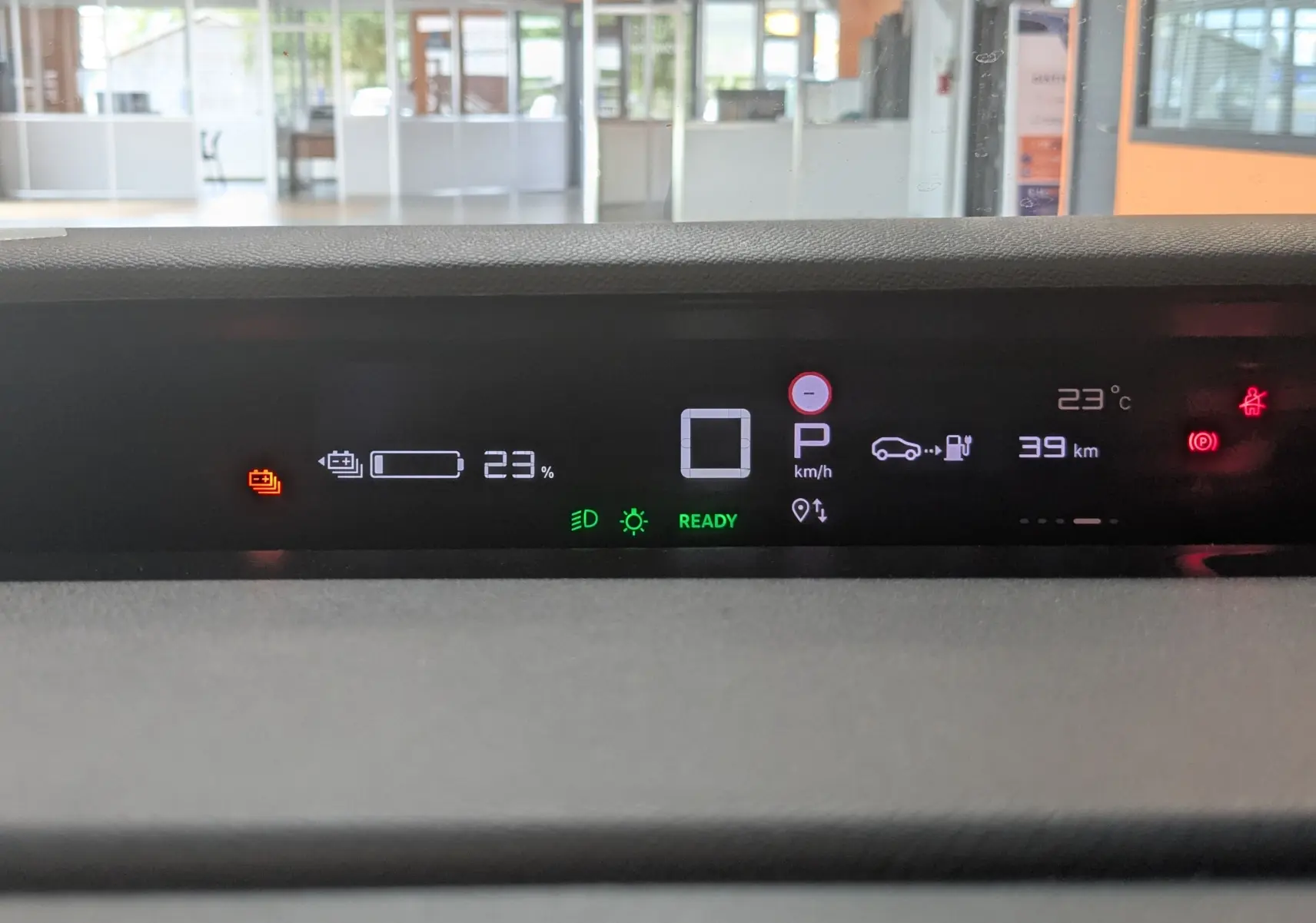 Affichage numérique du tableau de bord de la Citroën E-C3 113 MAX 2025, montrant l'autonomie à 39 km et la batterie à 23%.