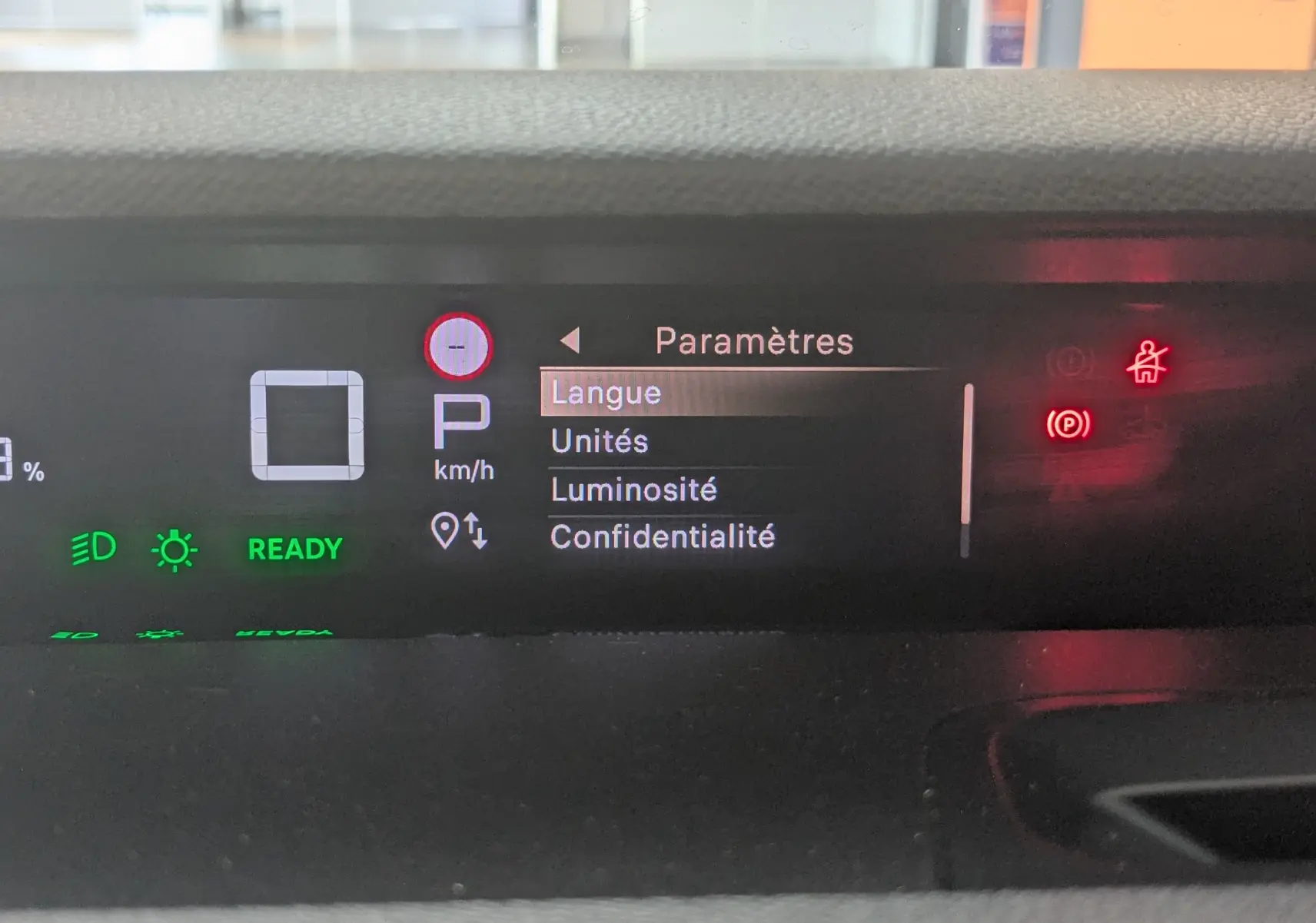 Affichage numérique du tableau de bord de la Citroën E-C3 113 MAX 2025, montrant le menu paramètres en mode parking.