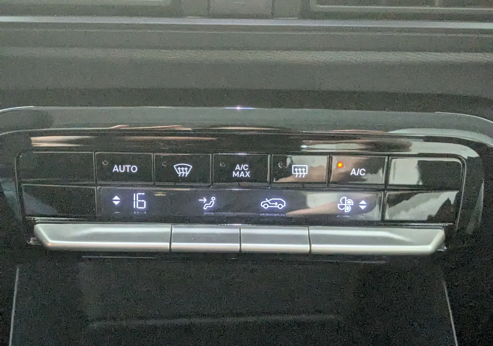 Détail du panneau de commande de la climatisation automatique de la Citroën C3 E-C3 113 MAX noire, affichant 16°C.
