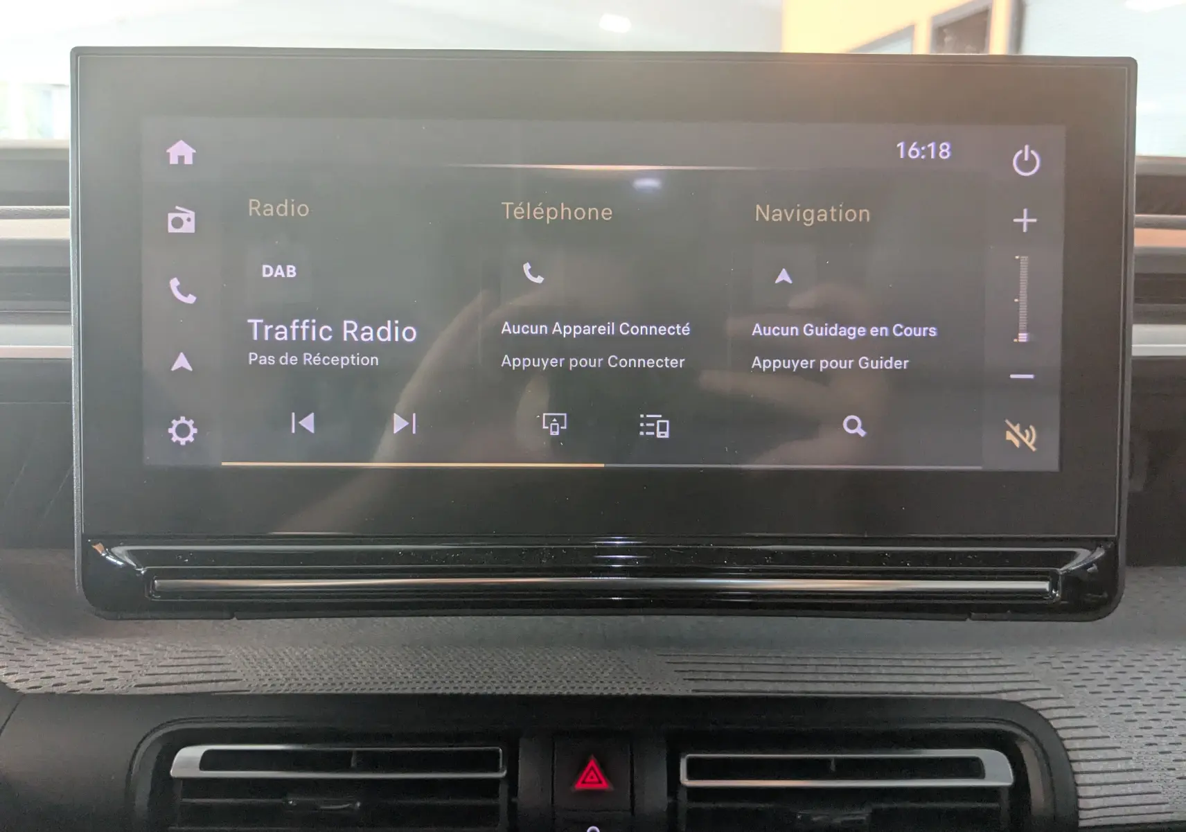 Écran tactile central de la Citroën E-C3 113 MAX 2025 affichant radio, téléphone et navigation, intérieur noir.