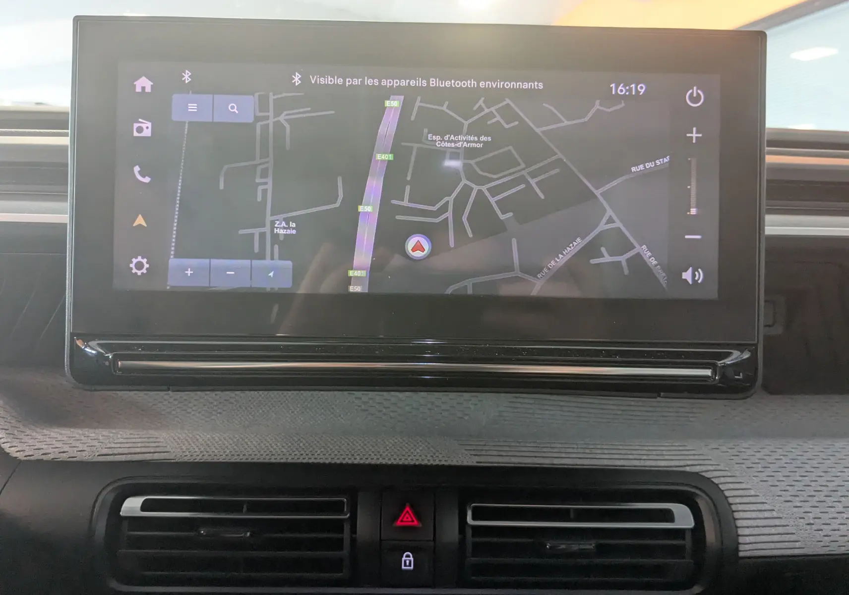 Écran tactile 10 pouces affichant la navigation GPS dans l’habitacle du Citroën E-C3 113 MAX noir, tableau de bord moderne.