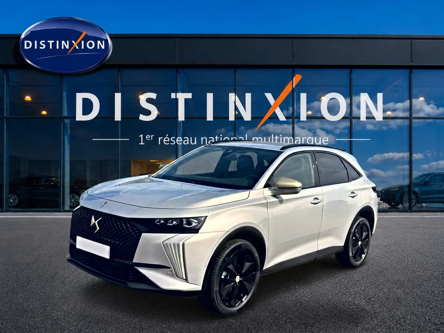 DS7 1.5 BlueHDi 130 Crystal Pearl en 3/4 avant droit, avec calandre noire et jantes alliage noires brillantes.