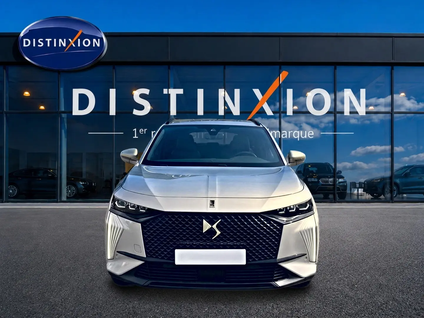 Vue frontale du DS7 1.5 BlueHDi 130 Crystal Pearl, soulignant sa calandre noire et ses phares LED distinctifs.