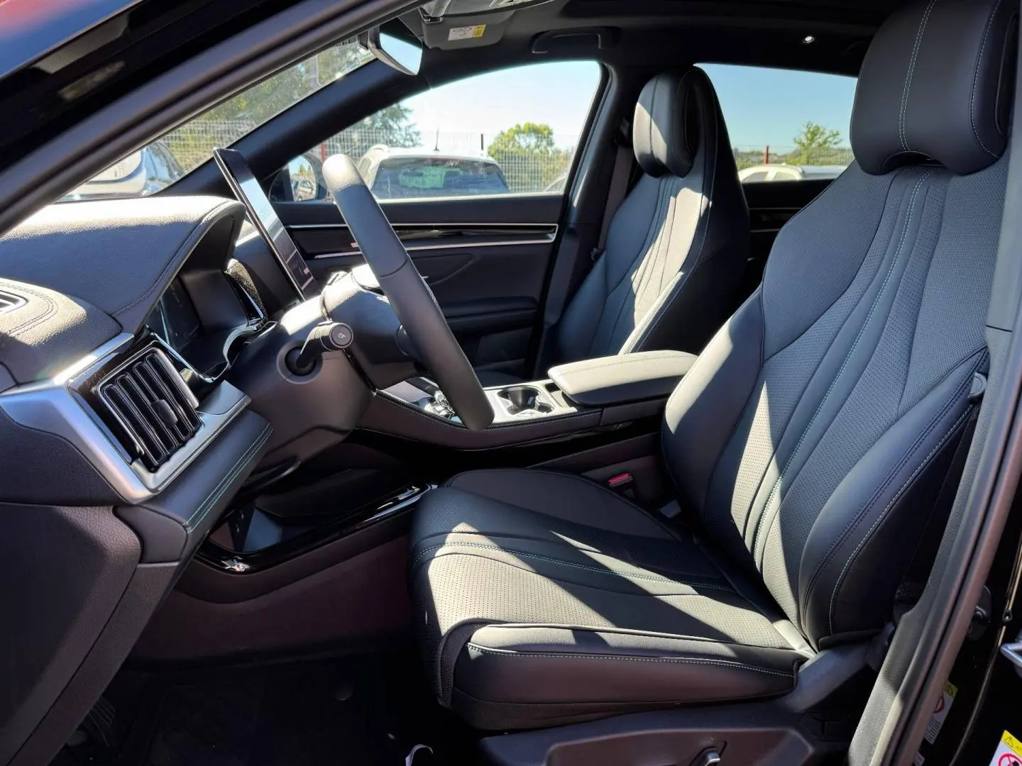 Intérieur avant droit du BYD SEAL U 2026 en Obsidian Black, sièges cuir noirs et tableau de bord moderne.