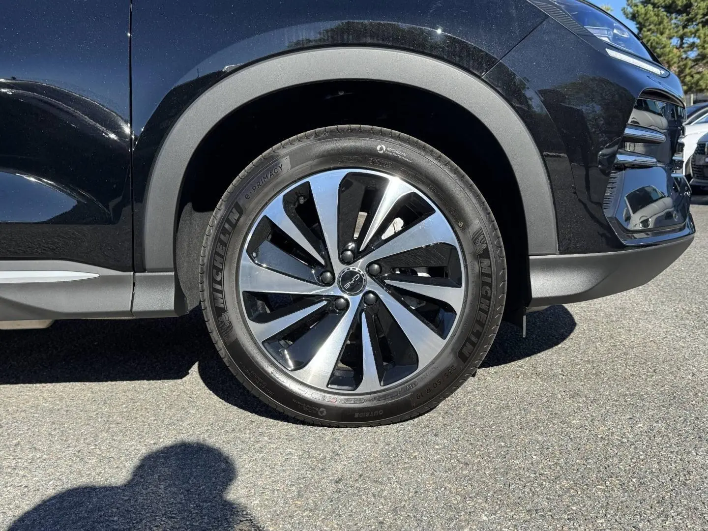 Gros plan sur la roue avant droite avec jante alu bicolore du BYD SEAL U Obsidian Black métallisé.