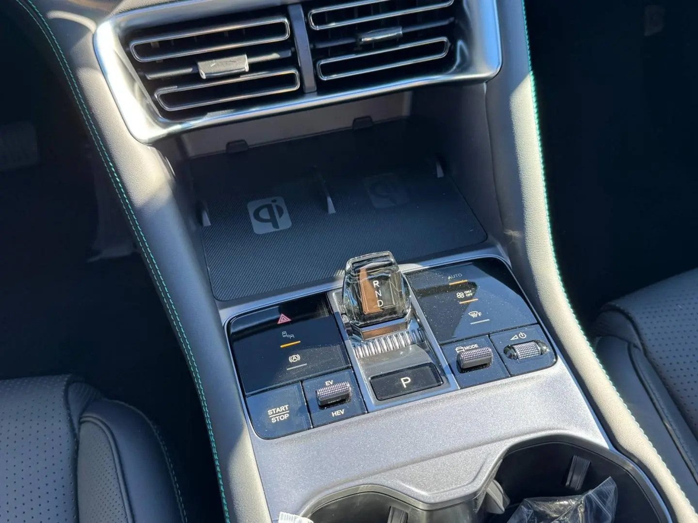 Vue rapprochée de la console centrale noire du BYD SEAL U 1.5 DM-i avec levier de vitesses cristal et commandes tactiles.