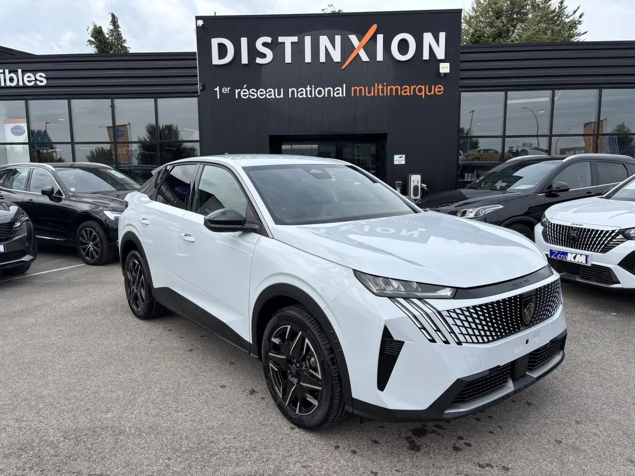 Peugeot 3008 blanc okenite en 3/4 avant droit avec calandre noire à motifs et jantes alliage noires.