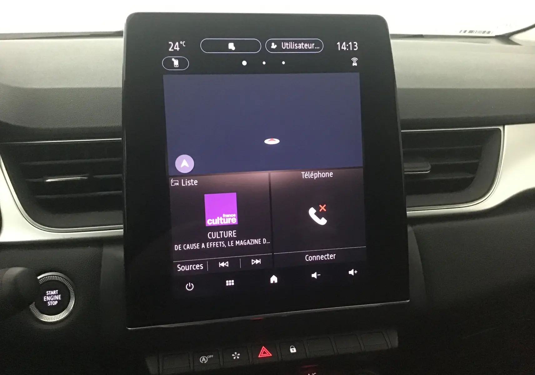 Écran tactile central 7 pouces du Renault Captur 2024, version Gris Cassiopée/Noir, affichant navigation et appels.