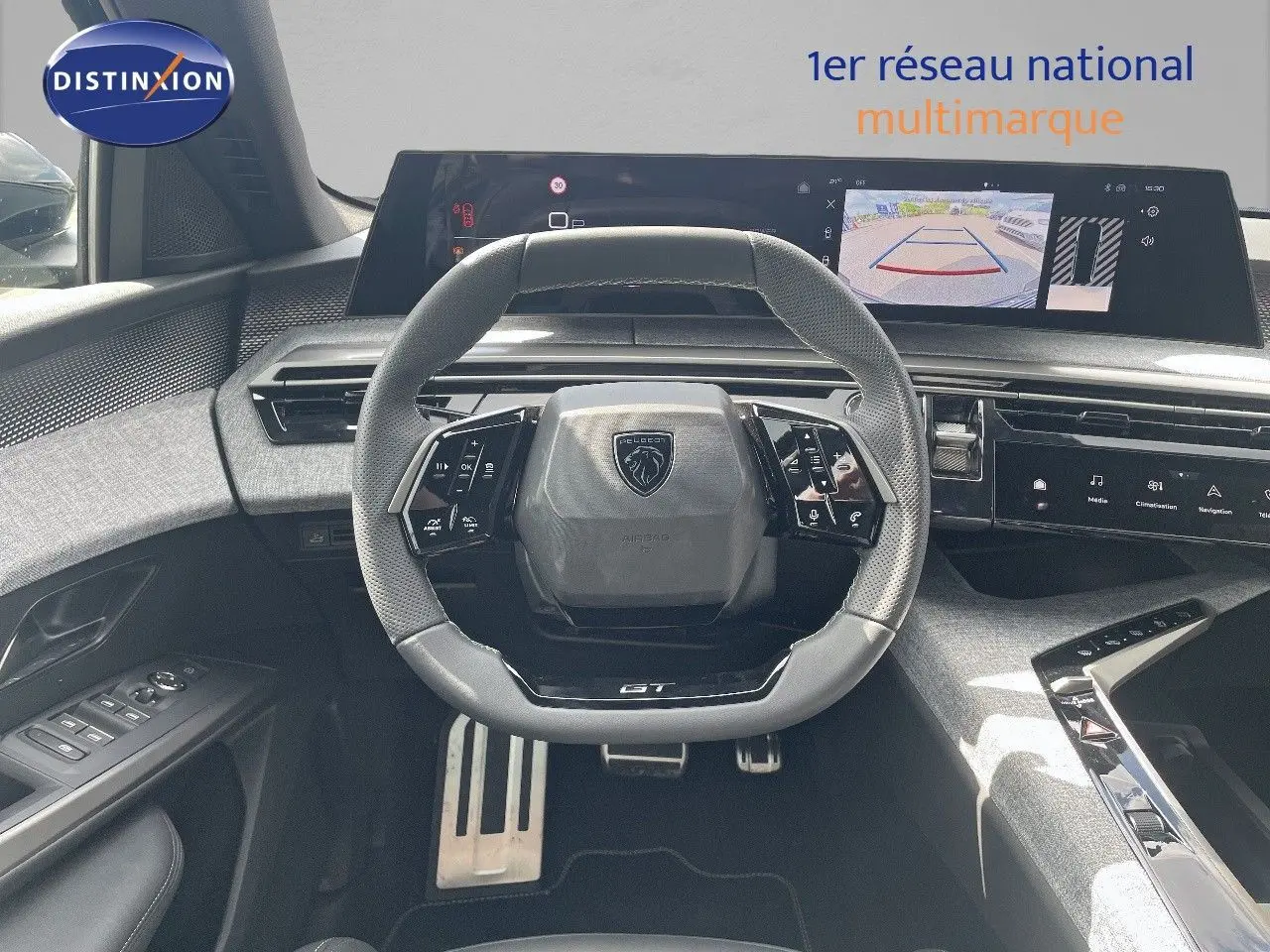 Vue intérieure centrée sur le volant GT et le tableau de bord numérique du Peugeot 5008 Hybrid noir perle métal.