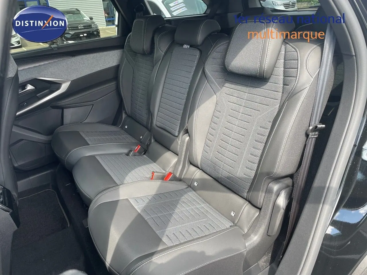Vue intérieure côté droit des sièges arrière en cuir noir et tissu gris du Peugeot 5008 Hybrid 136ch GT 2025 noir perle métal.