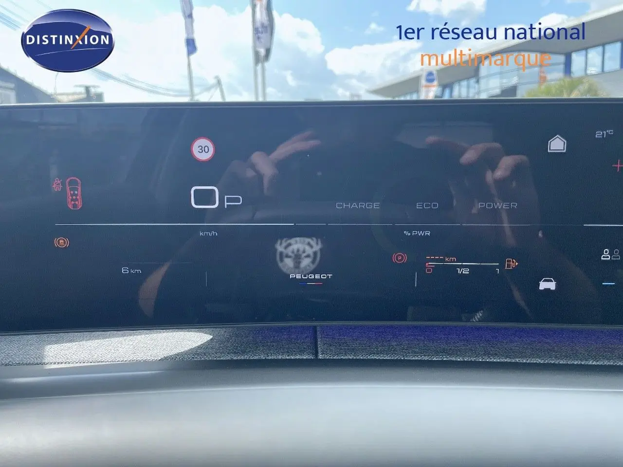 Tableau de bord numérique du Peugeot 5008 Hybrid 2025 affichant la vitesse, autonomie et mode de conduite en noir brillant.