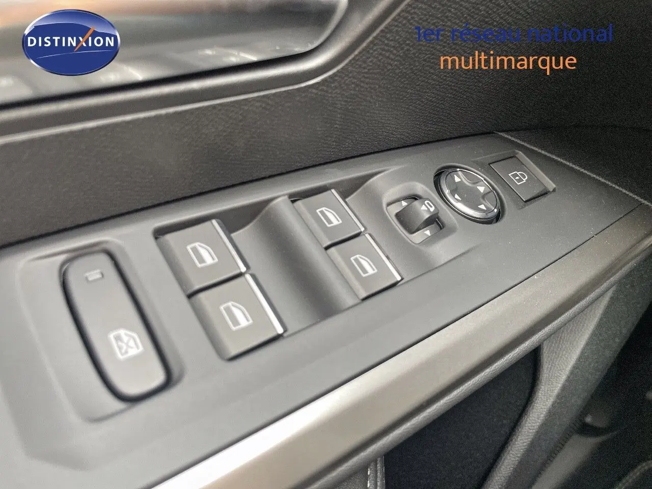 Commandes des vitres et rétroviseurs côté gauche dans l'habitacle d'un Peugeot 5008 noir perle métal 2025 hybride.