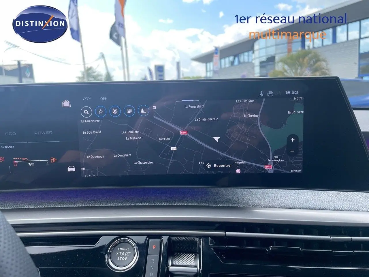 Tableau de bord du Peugeot 5008 Hybrid 136ch GT 2025 avec écran tactile GPS et bouton start/stop, vue frontale intérieure.