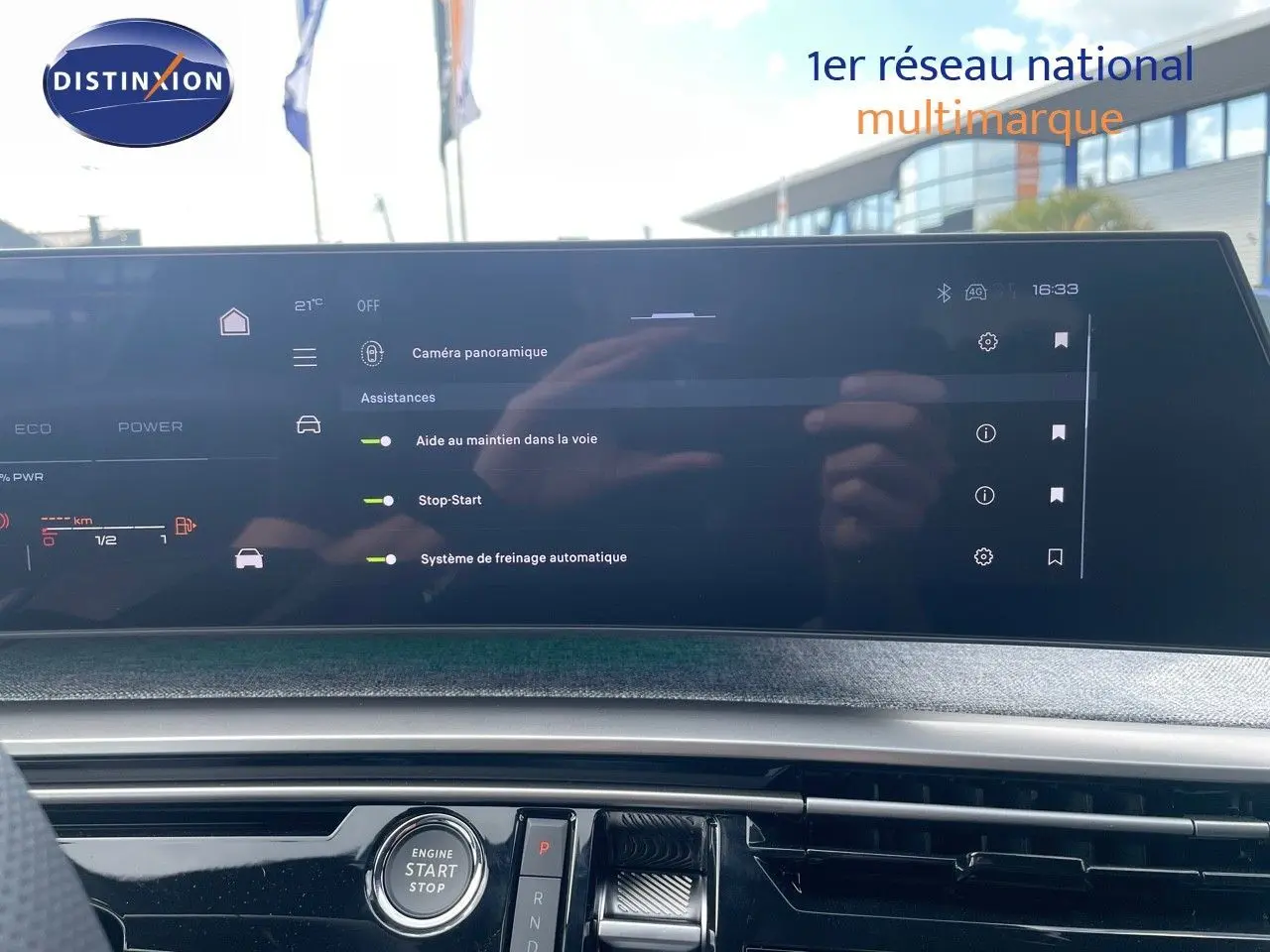 Tableau de bord numérique et console centrale du Peugeot 5008 Hybrid noir perle, vue intérieure avant détaillée.
