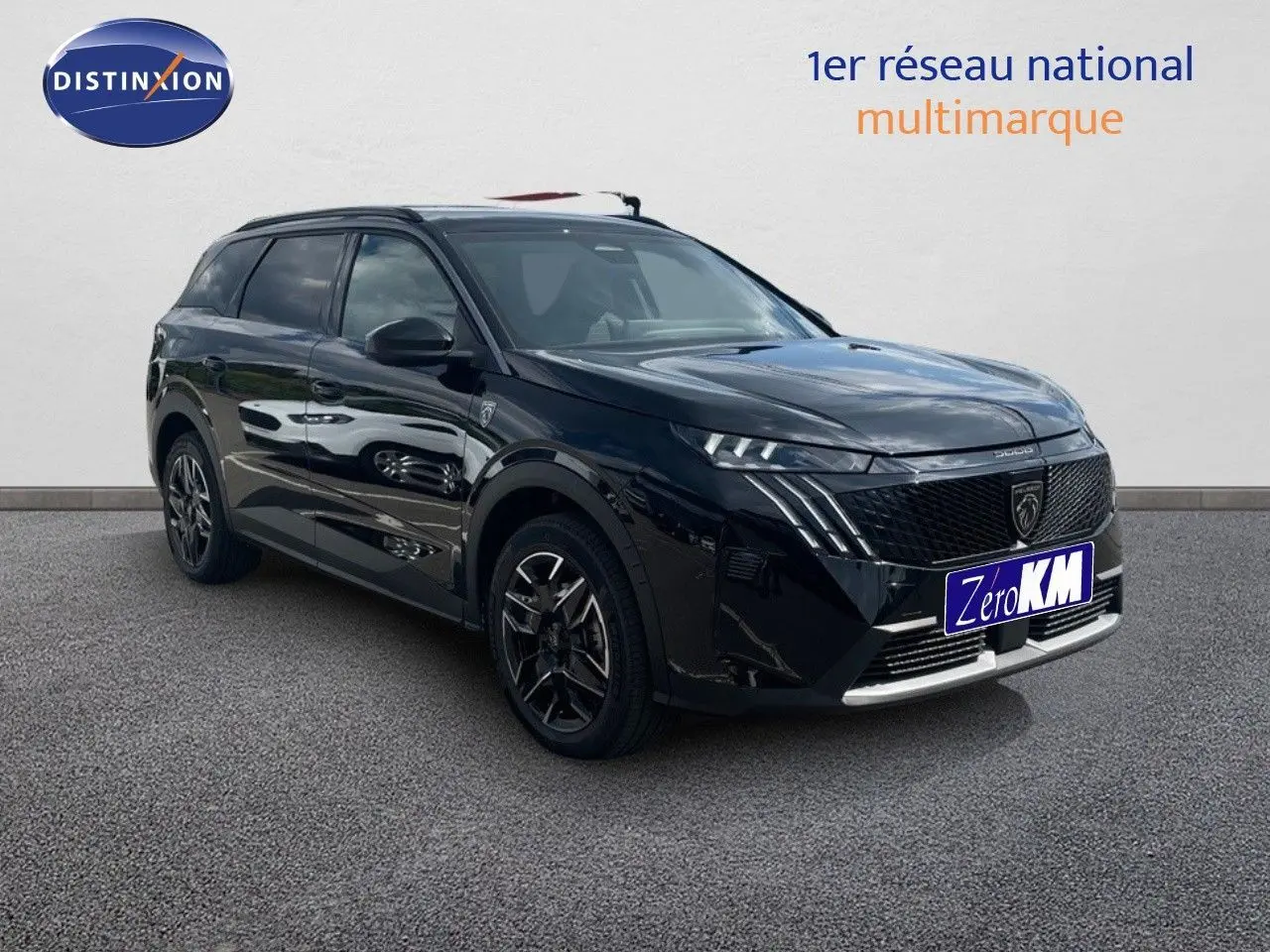 Peugeot 5008 Hybrid 136ch GT noir perle métal en 3/4 avant droit sur fond neutre avec jantes bi-ton.
