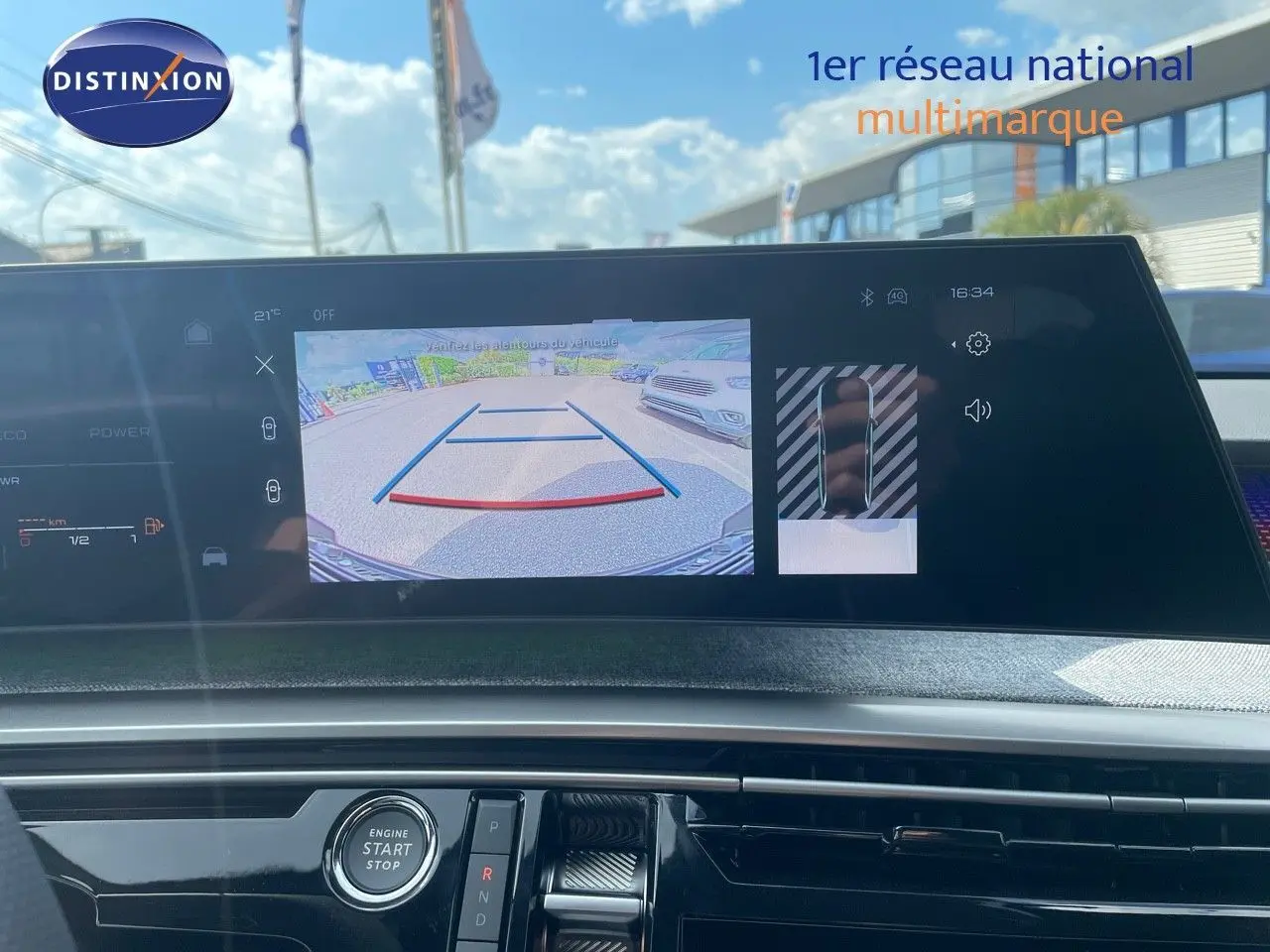 Vue intérieure du tableau de bord du Peugeot 5008 Hybrid 136ch GT, écran affichant la caméra de recul en plein jour.