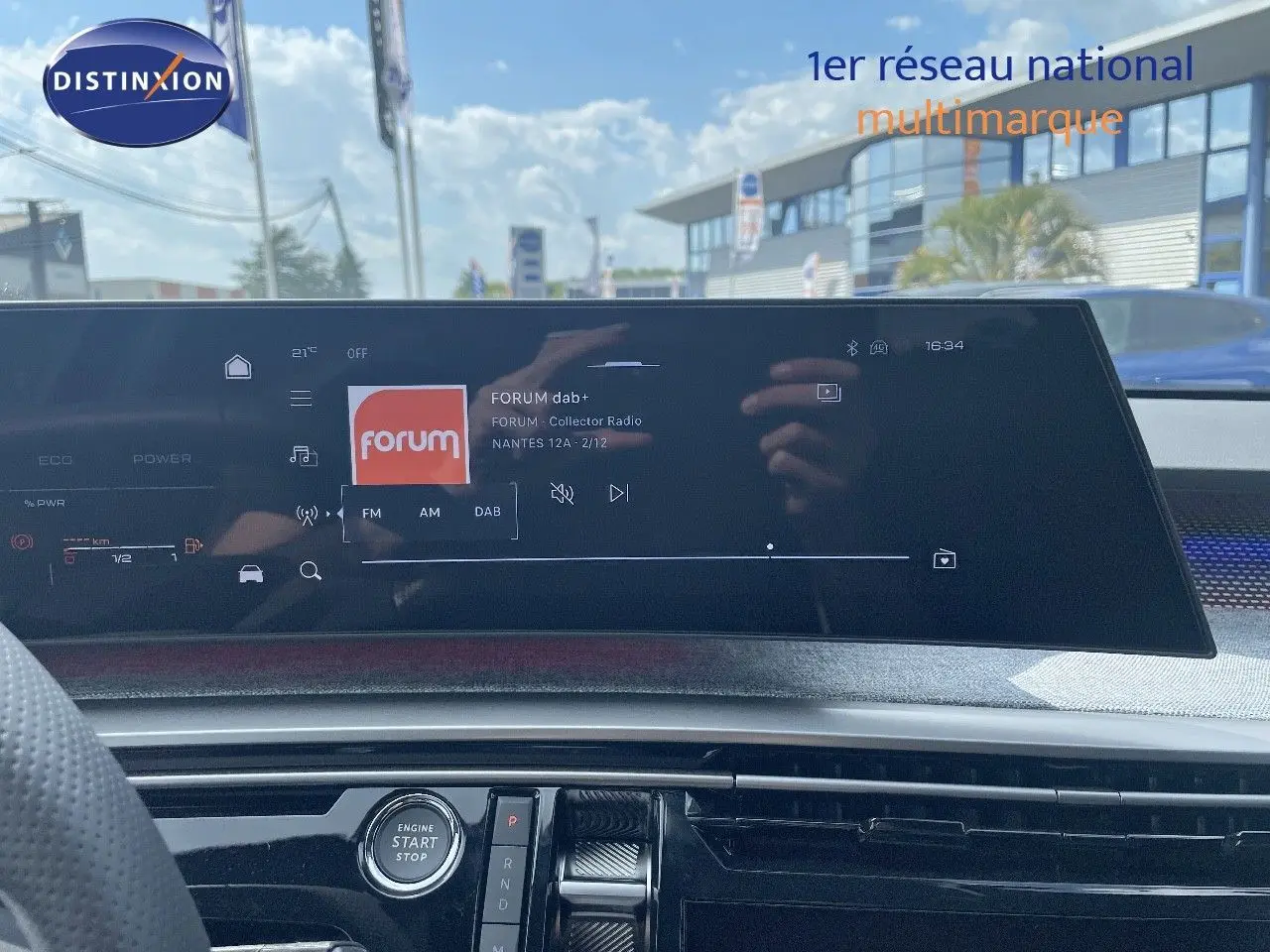 Écran tactile central du Peugeot 5008 Hybrid 136ch GT 2025 affichant la radio DAB, intérieur noir moderne.