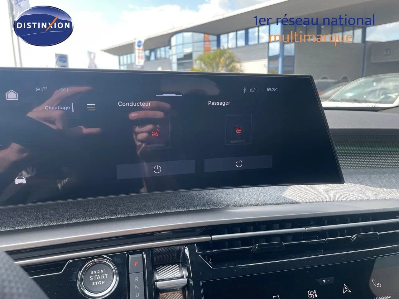 Écran tactile central affichant le chauffage des sièges dans l'habitacle moderne du Peugeot 5008 noir perle 2025.