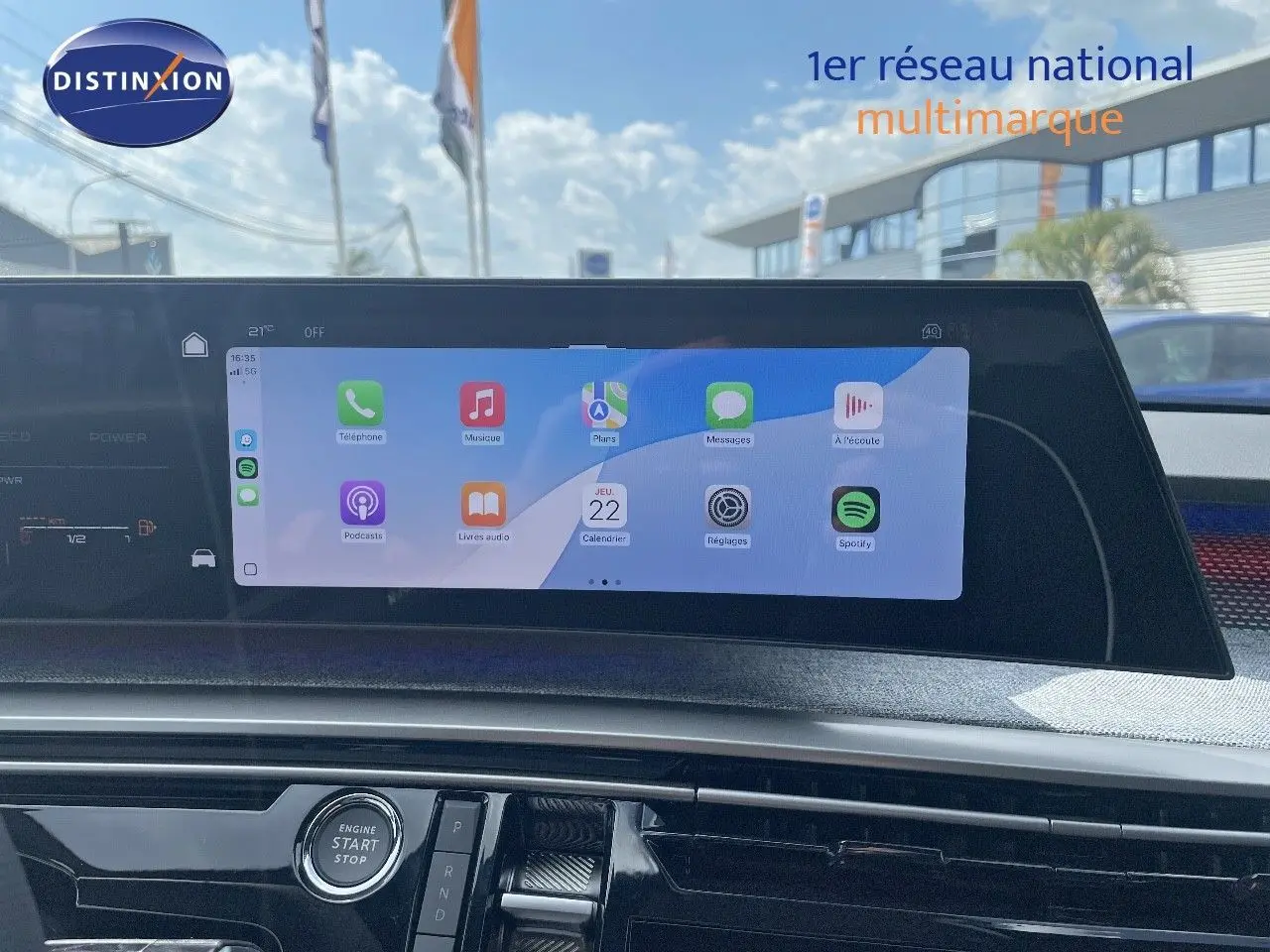 Écran tactile central affichant les applications connectées dans l'habitacle d'un Peugeot 5008 noir perle 2025.